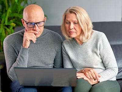 couple-reading-laptop-2